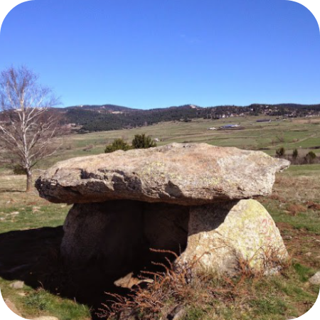 activites-dolmens-menhirs-jaune-lenclave
